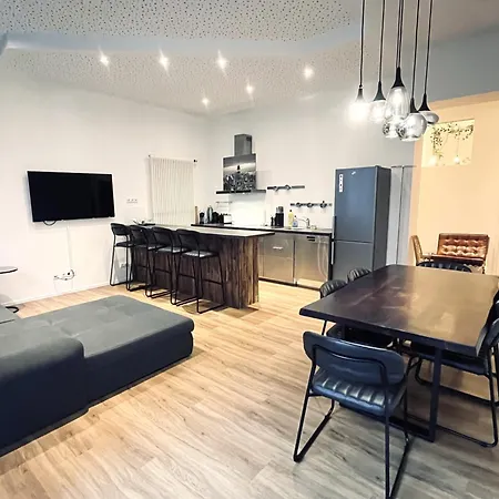 Loft Directly Next To Oktoberfest And Downtown *